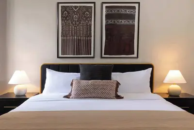 Image de Refurbished Townhome | Walk to Forsyth & Parking