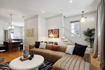 Image de Renovated Townhome Near Forsyth Park | Parking