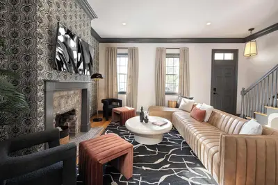 Image de Renovated Townhome Near Forsyth Park | Parking