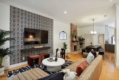 Image de Townhome Combo Near Forsyth Park | Parking