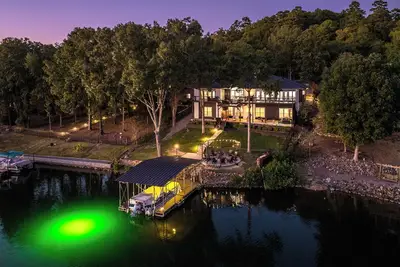 Image de New Lux Lakefront: HotTub + Games + FirePit + Dock
