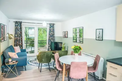 Stylish 2-Bed Coventry Apt, 5 Mins to City Centre, Free Parking & WiFi