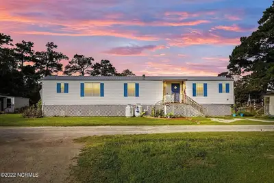 Image de Waterfront mobile home with Ac in quite Merritt Nc!