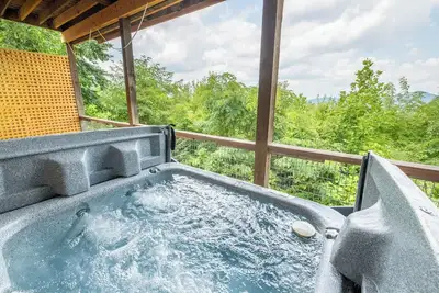 Image de *Amazing 3bd Lodge w/ Hot Tub! Fire Pit + Arcades*