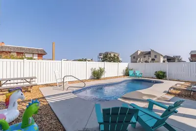 Image de Oceanside Kitty Hawk home w/ a pool just a short walk to the beach!