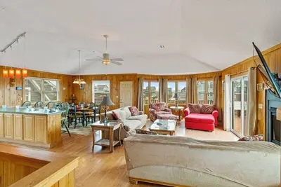 Image de Pet-friendly oceanside Nags Head home w\/ hot tub & fenced-in yard!