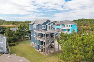 Image de Oceanside South Nags Head home between piers w/ hot tub