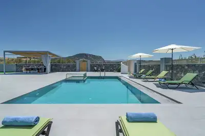 Image de New Villa with Private Pool, Ping Pong & Bbq, 1km from the beach