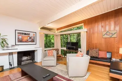 Image de Stunning Mid-Century Gem Near Campus and Gardens