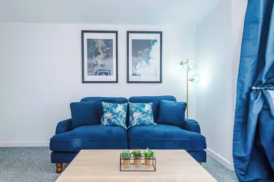 Modern 2-Bed Apt in Earlsdon, Coventry: Free Parking, Superfast WiFi