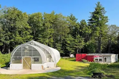 Image de Visit a farm-stay container house on a 30-acre organic forest in Stone Ridge, Ny