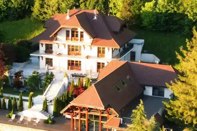 Annecy Location Prestige : Villa Josephine - Vue Imprenable sur le Lac d'Annecy