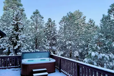 Image de New Luxury Country Club Cabin Forest w/ Large Deck Hot Tub and A/C