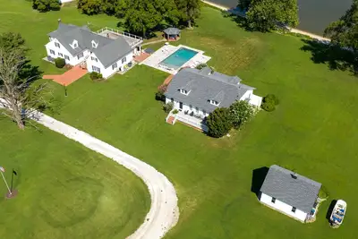 Image de \"Belle Aire Landing\" a Large Beautiful Waterfront Estate! Under New Management!