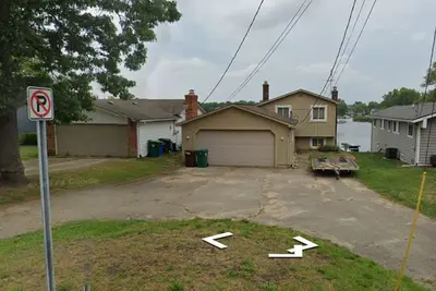 Image de Charming 3-Br 1. 5-Bath Lakefront home, WiFi, Ac in delightful Commerce Township