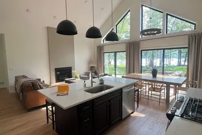 Image de Brand new lake house on private lake