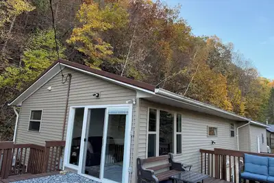 Image de Charming 3-bedroom cottage with a river view in the bluffs just south of Lansing