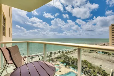 Image de Hollywood Condo w/ Beach Access - Walk to Shore!