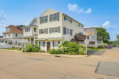 Image de Walk to Beaches: Sunny East Haven Home w/ Grill