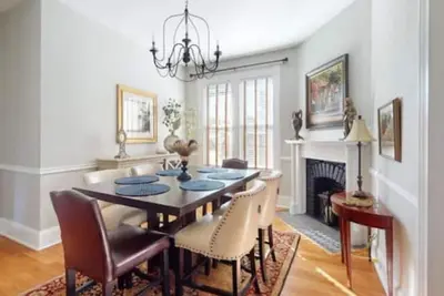 Image de Cozy Home Centrally Located + Great Amenities