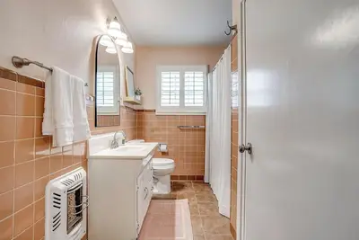 Image de Charming 3-bedroom home with huge backyard located in the River District.