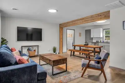 Image de Lux on a Budget! Near Nascar/Legends/AmericanRoyal_King Bed!
