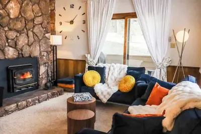 Image de New! Mountain Views Apartment- Ski in-Ski Out - Sleeps 6