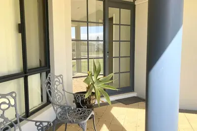 Image de Modern home located only a two-minute walk to the beach!