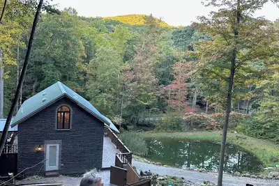 Image de Cozy 2-bedroom cabin on 3 acres of mountaintop property