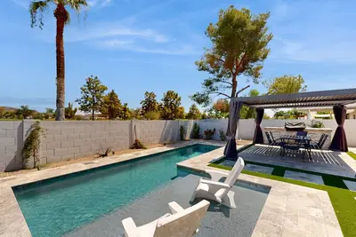 Exquisite Home adjacent to Golf Course with Mountain Views