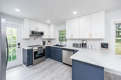 Image de New modern 10 guest retreat near Downtown, North Hills & Ncsu w/ fenced backyard