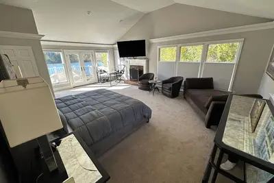 Image de Charming Waterfront 3-bedroom house w pool and fireplaces in lovely Centerport