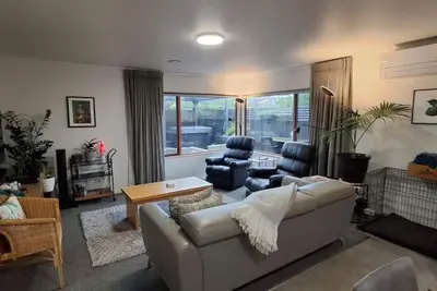 Townhouse Haven - Modern, Spa, close to Nelson Central! Pets welcome.