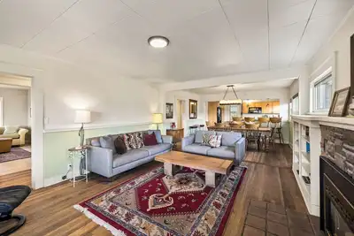 Image de Historic Mountain Lotus Yoga Retreat | Sleeps 12 | Downtown Truckee