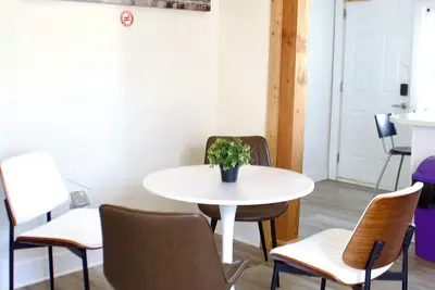 Image de Historic Newly Remodel Duplex Free Parking 3-Bed-1 Bath.
