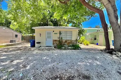 Image de Cozy Home for the entire Family! Pet friendly! centrally located property!