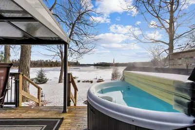 Image de Newly renovated 4 season, 3-bedroom Cottage with Hot Tub!