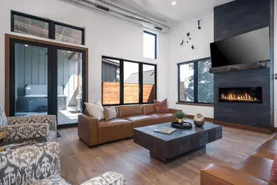 Image de New! Good Medicine Luxury Masterpiece - Sleeps 7