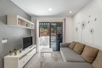 Image de Appartement de vacances 'Apto Jardin Del Sol Beach' avec piscine partagée, Wi-Fi et climatisation
