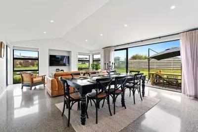 Luxe on Larches Lane - Kinloch