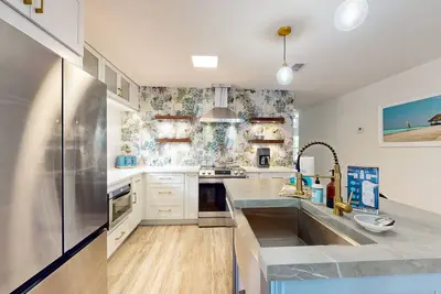 Image de Charming home w\/ screened-in porch, beach chairs, WiFi, and nearby nature parks