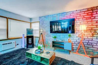 Image de 90s Condo| King Bed | 65” Smart Tv | Arcade Game