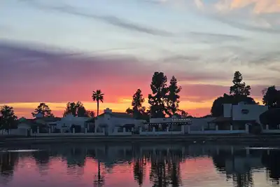 Image de Peaceful 2-bedroom condo - private lake, spa, pool, and pickleball!