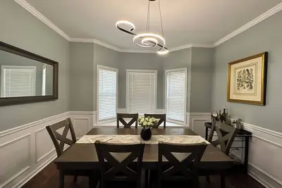 Image de Come relax and enjoy this peaceful home away from home. Our guests are priority.