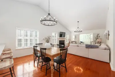 Image de Beautifully designed 3 bedroom home in quite Jackson cove w/garage, fence, wifi