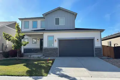 Image de Modern home with a large fenced yard, and garage access