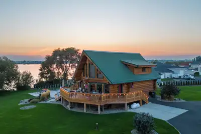Image de Lakefront Log Cabin, HotTub, Kayaks, SUPs, Private Boat Launch & Dock