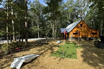 Image de 2 Mountain Cabins - Each with a hot tub, fire pit and covered patio - putting green & corn hole