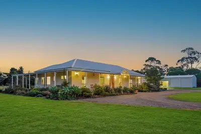 Image de The Homestead at Port Albert. Peaceful and serene, gorgeous 5br homestead.