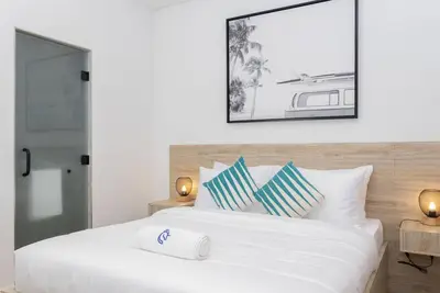 Image de Coastal Retreat: Elegant Room by Sunset Beach